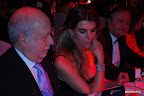 Durante la subasta silenciosa los invitados observan el diseño del collar de Jean Pierre Joyeros, creado por Florencia Boskis Stad. Gentileza: Oscar Stern.