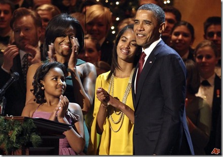 barack-obama-michelle-obama-malia-obama-sasha-obama-2011-12-11-20-41-0