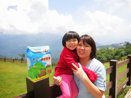 yining-with-mummy-2.JPG Posing again