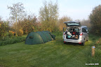 Een auto bij de tent?!
