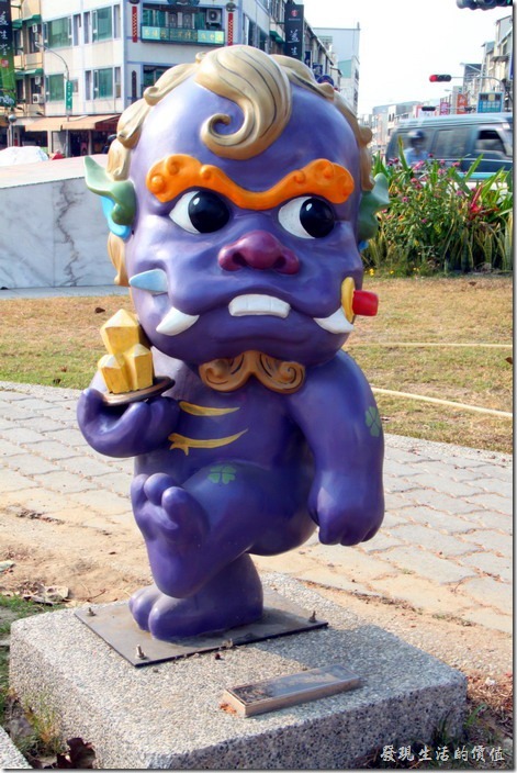 台南-安平劍獅公園-護身將軍。紫色劍獅－護身將軍，代表人物是「王秀奇」手持水晶、長命縷。