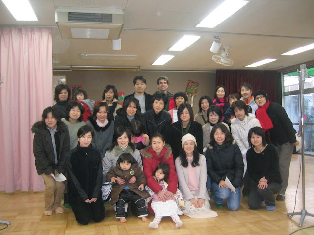 Mike with the Takanawa kindergarten moms. The other guy in the picture doesn't count - he was the sound engineer. Mike with the Takanawa kindergarten moms. The other guy in the picture doesn't count - he was the sound engineer.