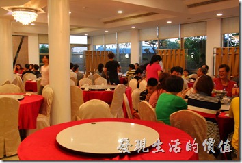 台南-阿菊食堂。餐廳內分成兩大部份，較外面的地方是給散客的，這裡有四方桌及小圓桌。較內層的地方則是筵席專用的餐廳，有較大的圓桌。