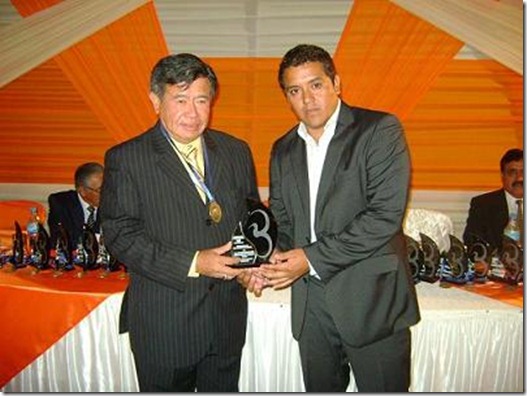 SANDRO VAKLLE PIMENTEL LE ENTREGA EL PREMIO BANDURRIA A NELSON CHUI MEJÍA