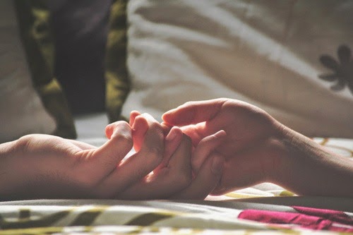 [couple-hands-holding-hands-love-maos-Favim.com-85514%255B3%255D.jpg]