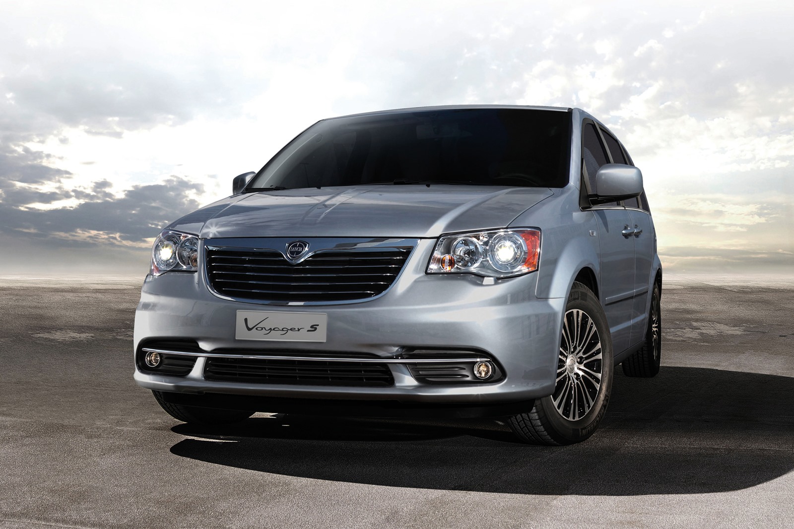[Lancia-Voyager-S-1%255B4%255D.jpg]