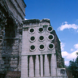 47.- Sepulcro del panadero Eurisace.