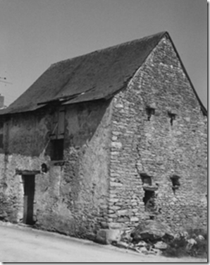 Ancien tribunal seigneurial situé derrière l’église ; aujourd'hui détruit Ancien tribunal seigneurial situé derrière l’église ; aujourd'hui détruit