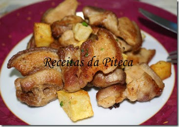 Entremeadas salteadas com batatas fritas-empratado Entremeadas salteadas com batatas fritas-empratado
