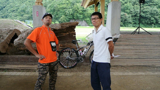 アートスポーツサイクルのトビ（左）