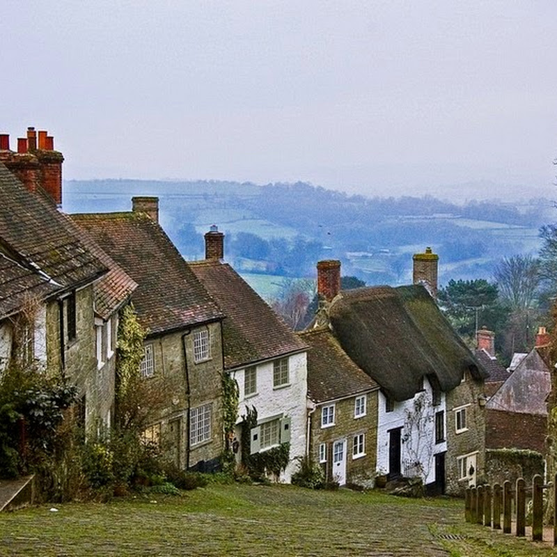 The Iconic Gold Hill of Shaftesbury Amusing