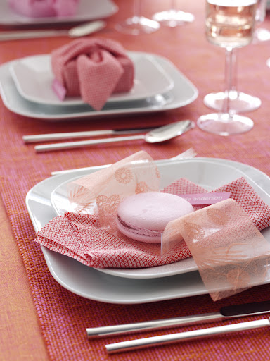 Pink macaroons. (marthastewartweddings.com)