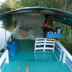 Übernachtung an Bord unter Mückennetz.