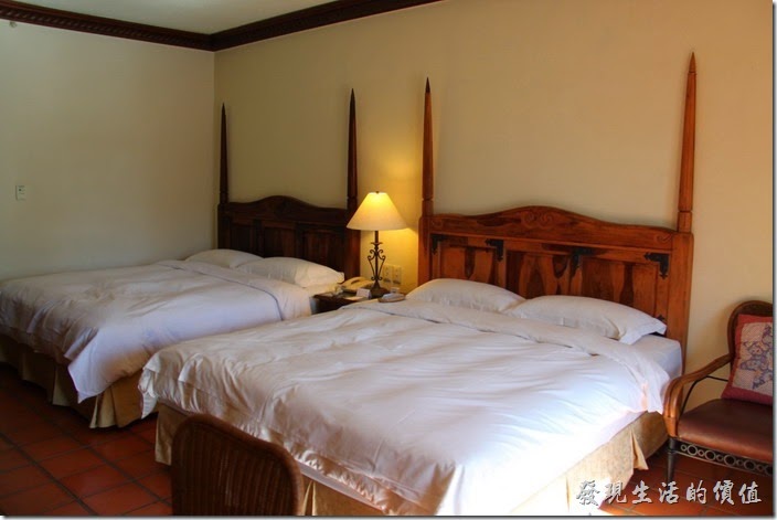 花蓮-理想大地渡假村(房間)。我們這次住的是【安東尼奧】家庭房，有兩張大床，古典的木頭床組上面鋪了一層彈簧墊。