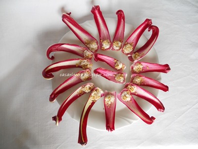spuntino o finger food di radicchio tardivo con robiola e noci