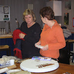 Janny en Mariet in gesprek kantkring dec. 2005 op web 6 jan.jpg