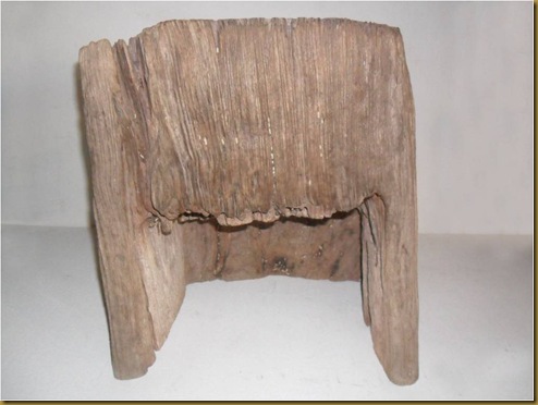 Dudukan kayu antik lubang