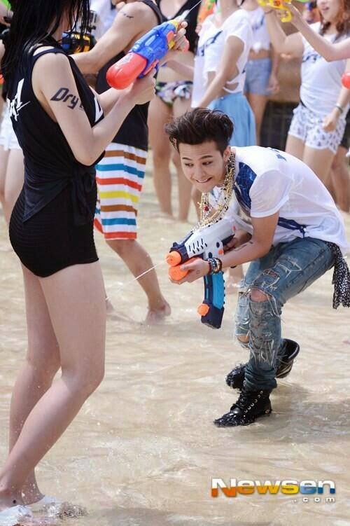 G-Dragon - Hite - 2014 - Ocean World - 04jul2014 - Press - Newsen - 19.jpg