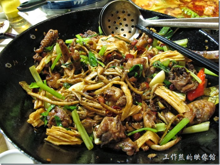 上海-干鍋居(貴州黔菜)。茶樹菇干鍋雞，RMB$69。老實說雞肉沒幾塊，茶樹菇應該是主角。