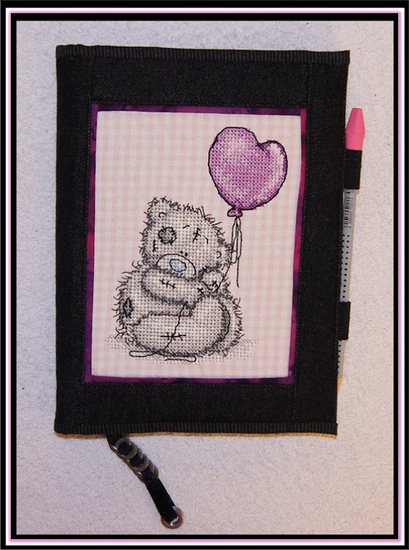 Tatty Teddy - The embroidery was made in 5D Cross Stitcher. Tatty Teddy pryder en skrivemappe. Broderiet er stingsatt i 5D Cross Stitcher.