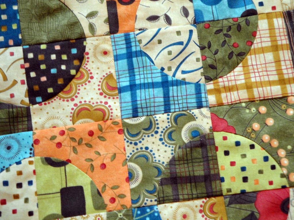 [0%2520AccuQuilt%2520Drunkard%2520Path%2520table%2520runner%2520closeup%25201%255B3%255D.jpg]