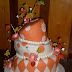 Nº 161: Crazy cake en naranjo, con flores secas y de papel. La decoración completa fue elaborada en fondant extendido.