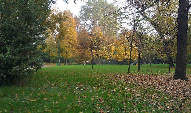 Veduta dell'interno di parco Sempione a Milano in autunno