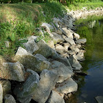 Enrochement d'un plan d'eau