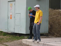 einer loggt einen geocache, der andere schiebt wache