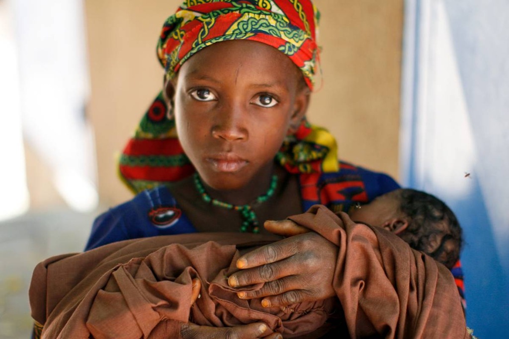 [Miriama-Niger-cares-for-her-baby-sister-who-is-suffering-from-malnourishment%255B4%255D.jpg]