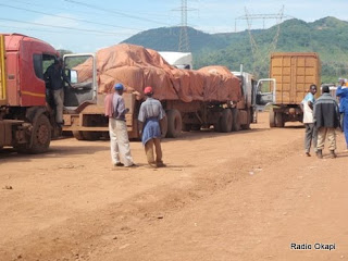  – Des camions chargés des minerais bloqués sur la route de 
Kolwezi dans la province du Katanga/RDC, 11/03/2011.