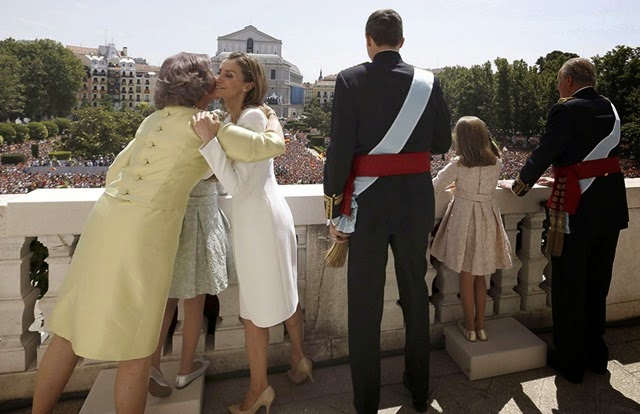 LOS REYES SALUDAN AL PUEBLO DESDE EL PALACIO REAL LOS REYES SALUDAN AL PUEBLO DESDE EL PALACIO REAL