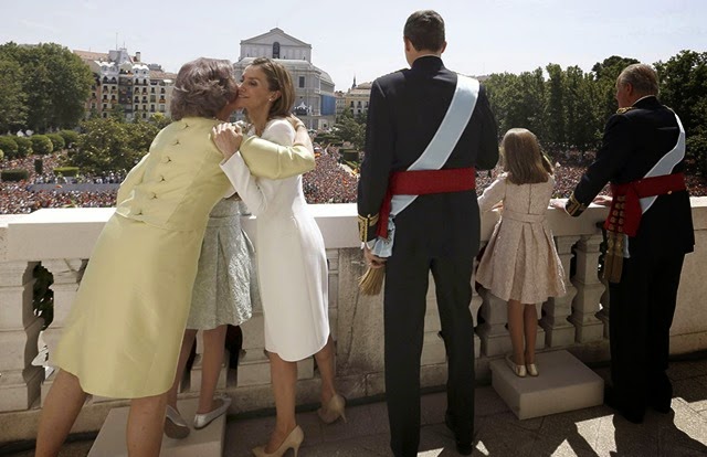 LOS REYES SALUDAN AL PUEBLO DESDE EL PALACIO REAL