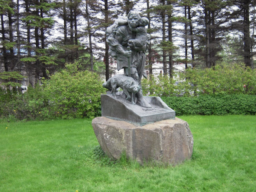 I believe it's some kind of settlement statue, also located near Háskóli Íslands.
