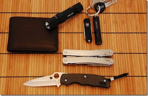 what_men_carry_in_their_pockets_640_06
