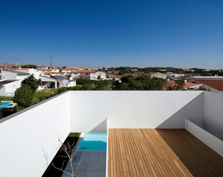 Casa con fachada de hormigón visto de ARX Portugal + Stefano Riva
