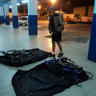 Wagner com as bikes dentro das Mala-Bike, pronto para encarar a estrada Real.