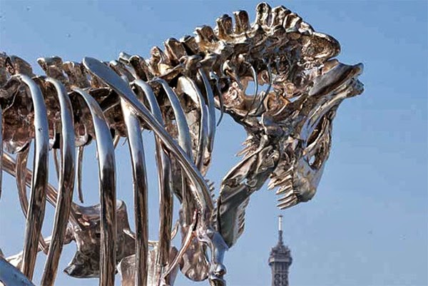 Chrome T-Rex скульптура на берегу Сены в Париже (10 фото) | Картинка №6