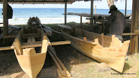 Fabricación de barcas tradicionales de pesca, con patines estabilizadores, para la importación a Europa, según los amos.