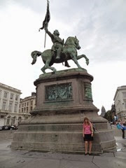 2014.08.03-054 Stéphanie devant la statue de Godefroy de Bouillon