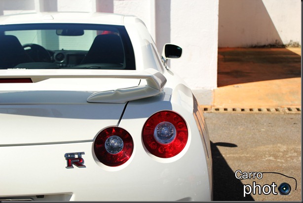 Nissan GT-R Branco Com logo