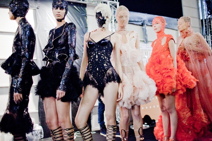 [alexander-mcqueen-rtw-ss2012-candids%255B36%255D.jpg]