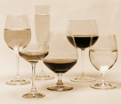 From left to right: White wine, dessert wine, champagne, brandy, red wine, and water glasses. From left to right: White wine, dessert wine, champagne, brandy, red wine, and water glasses.