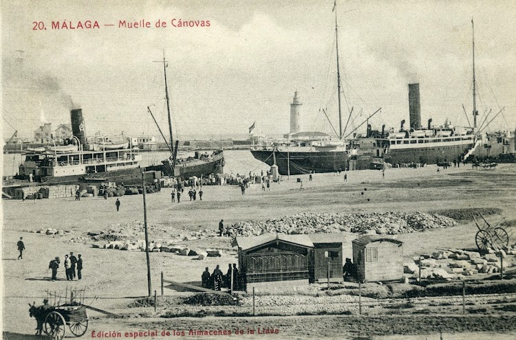 Detalle del VICENTE LA RODA en el puerto de Málaga por su proa EL ANTONIO LOPEZ. Postal.jpg