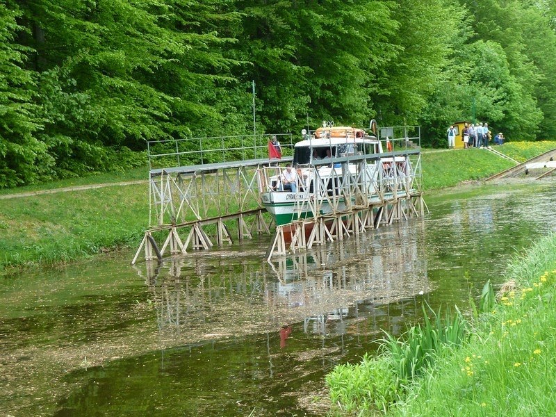 Thuyền di chuyển trên kênh Elblag-Ostroda ở Ba Lan. Elblag-canal-4%25255B2%25255D