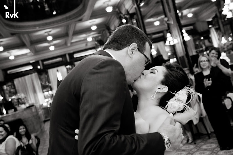 Fotos de Carina e Armando. Foto numero 29 de Rogerio von Kruger, fotografo no Rio de Janeiro (RJ), que faz fotos de casamento, fotos de musica, fotos de shows e fotos de eventos. Rogerio von Kruger faz fotos digitais de casamento no Rio de Janeiro, RJ. fotos de casamento foto digital rio janeiro rj festa noiva noivas festas album casamentos digitais retrato fotografia vestido