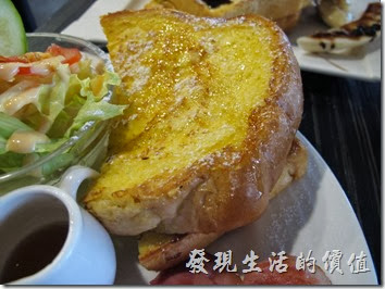 台南成功店-鯊魚咬土司。英式組合早餐的沙拉及厚片土司。