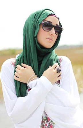 Model Jilbab dengan Aksesori (1)