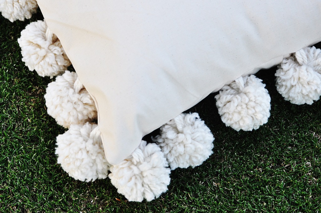 [mondopompompillow0702.jpg]