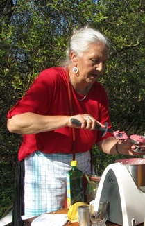 Wirtin Wundermild mit rohköstlichem Eis